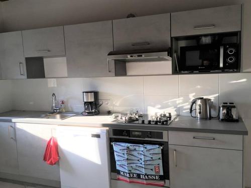 Photo de la galerie de l'établissement Maison bretonne rénovée, grand jardin, WIFI, à 5 min des plages et commerces - FR-1-368-4, à Trébeurden