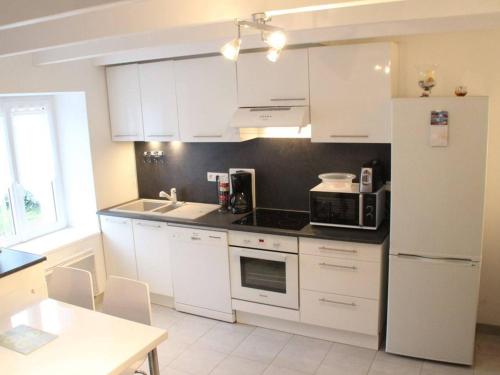 Een keuken of kitchenette bij Maison Trégastel, 2 pièces, 4 personnes - FR-1-368-26