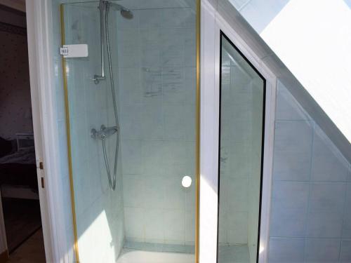 y baño con ducha y puerta de cristal. en Maison Louannec, 5 pièces, 8 personnes - FR-1-368-65 en Louannec