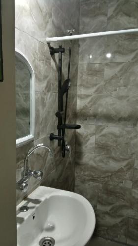 een badkamer met een wastafel en een spiegel bij Heaven on erth in Mitzpe Ramon