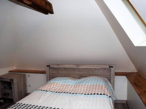 une chambre avec un lit dans un grenier dans l'établissement Maison en pierre 3* rénovée, jardin, WIFI, proche plage et commerces, Ploumanac'h - FR-1-368-87, à Perros-Guirec