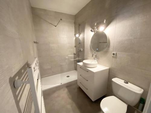 une salle de bain avec toilettes, lavabo et miroir dans l'établissement Appartement rénové avec terrasse à 200m des plages à Trégastel - FR-1-368-122, à Trégastel