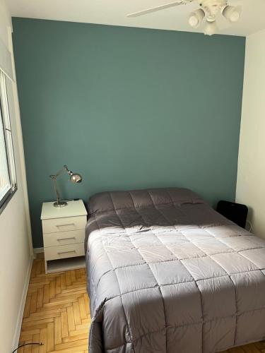 1 dormitorio con cama y mesita de noche con lámpara en Súper Precio hasta 3 Pax frente al Polo en Buenos Aires