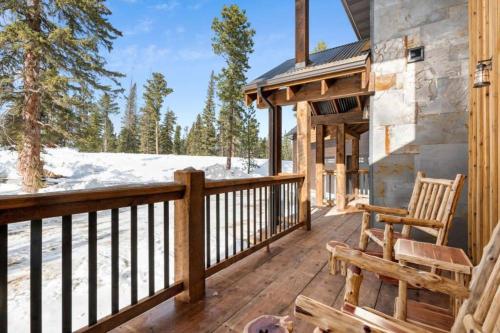 Un balcón o terraza de Trax N Trailz Lodge