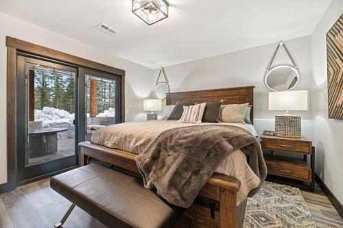 een slaapkamer met een bed, een tafel en een raam bij Trax N Trailz Lodge in Lead