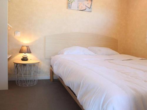 ラ・ロシェルにあるAppartement La Rochelle, 1 pièce, 4 personnes - FR-1-246-311のベッドルーム(大きな白いベッド1台、ランプ付)