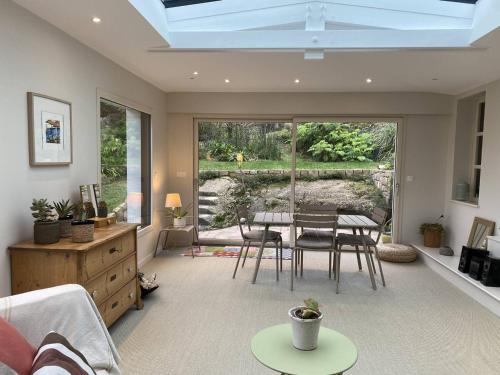 Photo de la galerie de l'établissement Belle maison 3*, jardin, WIFI à 600m de la plage à Trégastel - Calme et confort assuré - FR-1-368-137, à Trégastel