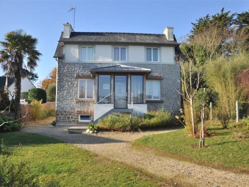 Photo de la galerie de l'établissement Belle maison 3*, jardin, WIFI à 600m de la plage à Trégastel - Calme et confort assuré - FR-1-368-137, à Trégastel