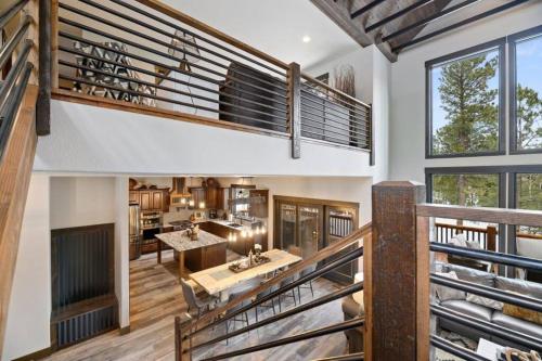 Una casa grande con escalera y sala de estar. en Trax N Trailz Lodge, en Lead