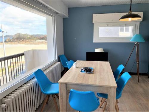 une table et des chaises dans une pièce avec une grande fenêtre dans l'établissement Appartement 2 chambres avec vue sur mer et parking à Perros-Guirec - FR-1-368-154, à Perros-Guirec
