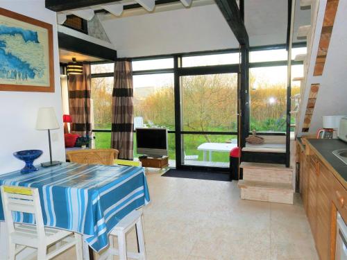 Photo de la galerie de l'établissement Charmante maisonnette avec jardin à 400m de la plage à Trégastel, WIFI gratuit et parking. - FR-1-368-211, à Trégastel