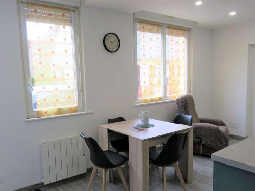 Photo de la galerie de l'établissement Appartement rénové 3* avec WIFI, centre-ville Perros-Guirec, proche plages et commerces - FR-1-368-263, à Perros-Guirec