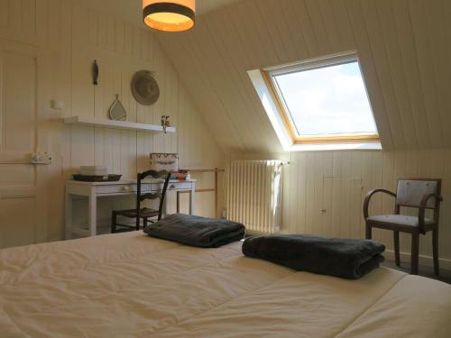 ein Schlafzimmer mit einem Bett mit zwei Kissen darauf in der Unterkunft Maison de charme avec jardin, terrasse et WIFI, à 600m de la mer à Pleumeur-Bodou - FR-1-368-294 in Pleumeur-Bodou