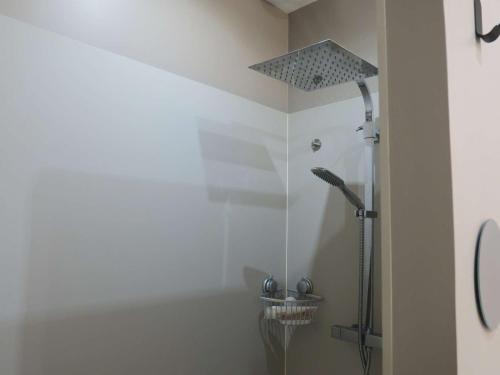 eine Dusche im Bad mit Duschkopf in der Unterkunft Maison de charme avec jardin, terrasse et WIFI, à 600m de la mer à Pleumeur-Bodou - FR-1-368-294 in Pleumeur-Bodou