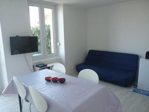 un salon avec une table, des chaises et un canapé dans l'établissement Appartement 2* avec WIFI, terrasse, proche plage de Trestraou - Perros-Guirec - FR-1-368-320, à Perros-Guirec