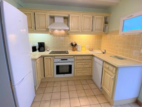 Photo de la galerie de l'établissement Maison à Perros-Guirec avec WIFI, proche centre-ville et plage, cour fermée, parking privé - FR-1-368-324, à Perros-Guirec