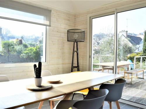 Photo de la galerie de l'établissement Maison 4 étoiles pour 8 pers avec piscine chauffée, proche port de Perros-Guirec - FR-1-368-153, à Perros-Guirec