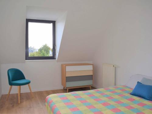 Un pat sau paturi într-o cameră la Appartement Perros-Guirec, 3 pièces, 5 personnes - FR-1-368-166