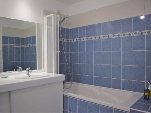 Ένα μπάνιο στο Appartement 3* rénové avec terrasse et parking, au centre de Perros-Guirec, 5 personnes - FR-1-368-166