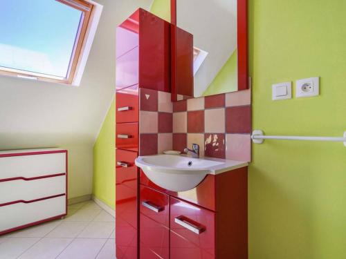 La salle de bains est pourvue d'un lavabo et de murs colorés. dans l'établissement Maison 3* à l'Ile Grande, 200m plages, 6 pers, WIFI, parking, BBQ, proche GR34 - FR-1-368-187, à Pleumeur-Bodou