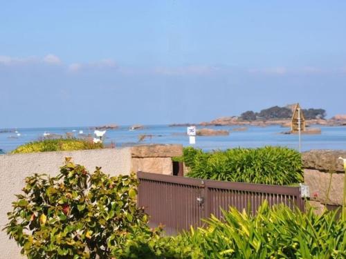 Appartement avec Terrasse, WIFI, Animaux admis, Parking à Trégastel - FR-1-368-209