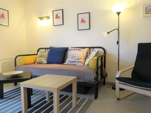un salon avec un canapé, une table et une lampe dans l'établissement Appartement neuf 2/4 pers, plage à 100m, Perros-Guirec - FR-1-368-236, à Perros-Guirec