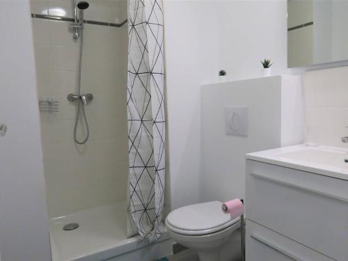 une salle de bain blanche avec toilettes et douche dans l'établissement Appartement neuf 2/4 pers, plage à 100m, Perros-Guirec - FR-1-368-236, à Perros-Guirec