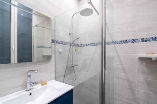 łazienka z prysznicem i umywalką w obiekcie Grand duplex Montmartre w Paryżu