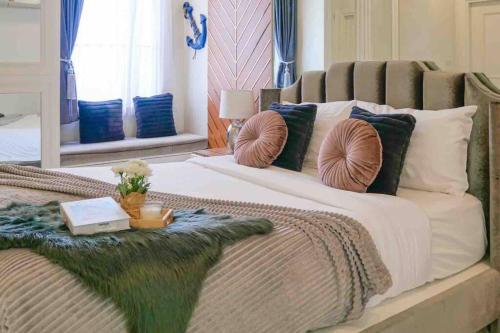 um quarto com uma cama grande e 2 almofadas em Pattaya Villa w/bathtub - Exquisite Pool Villa I em Nong Prue