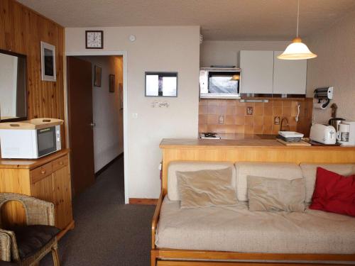 un salon avec un canapé et une cuisine dans l'établissement Appartement 2 pièces, 6 couchages à 250m des pistes à Auris en Oisans - FR-1-297-11, à Auris