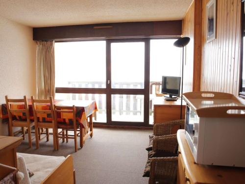 奧瑞斯的住宿－Appartement Auris, 2 pièces, 6 personnes - FR-1-297-11，客厅配有桌椅和电视。