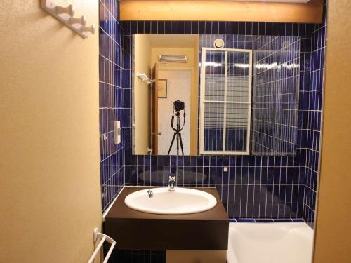 奧瑞斯的住宿－Appartement Auris, 2 pièces, 6 personnes - FR-1-297-11，一间带水槽和镜子的浴室