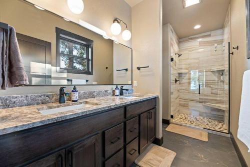 een badkamer met 2 wastafels en een douche bij Heigh Ho Hideout In Powder House in Lead