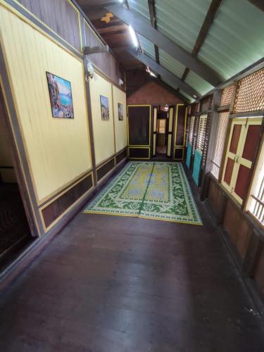 un pasillo vacío con alfombras en el suelo de un edificio en Port Mancing Fishing Village en Kampong Ulu Kalong