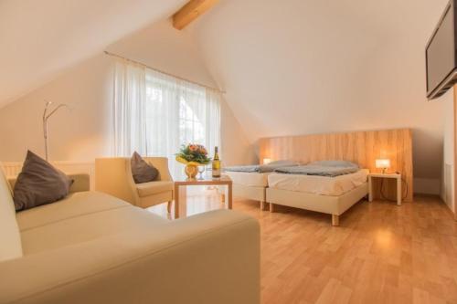 ein Wohnzimmer mit einem Bett und einem Sofa in der Unterkunft Ferienwohnung Seewinkel in Herrsching am Ammersee