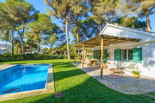 Bazén v ubytování By The Sea Lux House - Gran Piscina en Playa Fenals nebo v jeho okolí