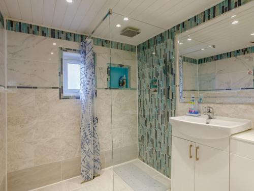 W łazience znajduje się prysznic i umywalka. w obiekcie Relax In Ramsgate w mieście Ramsgate