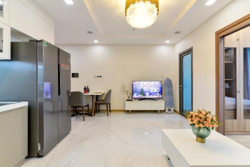 cocina y sala de estar con TV y mesa en Landmark 81 Vinhomes Central Park Luxury Apartment, en Ho Chi Minh