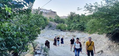 Гости Asror`s homestay in Sentyab village