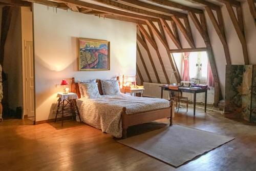 Krevet ili kreveti u jedinici u objektu Charming 14th Century Village Chateau with gardens and outdoor heated pool