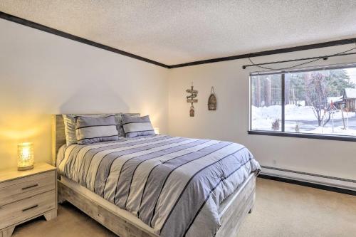 Ένα ή περισσότερα κρεβάτια σε δωμάτιο στο Beachfront Tahoe Vista Condo with Fireplace!