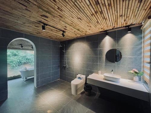 6Nature Bavi Retreat في هانوي: حمام مع مرحاض ومغسلة وحوض استحمام