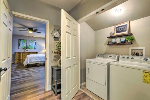 eine kleine Waschküche mit Waschmaschine und Trockner in der Unterkunft Stonecrest Getaway about 18 Mi to Atlanta! in Lithonia