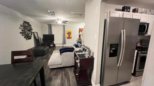 - une cuisine équipée d'un réfrigérateur en acier inoxydable dans l'établissement Amazing Bedroom Suite/Private Bathroom, à Houston
