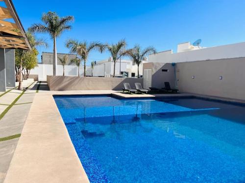 una piscina de agua azul en una casa en CASA LUNA , para 6 personas en La Paz