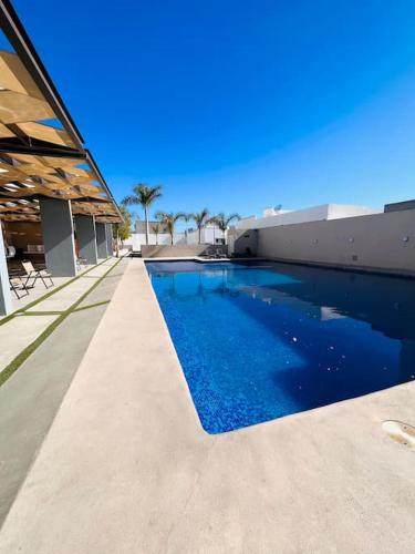 a swimming pool in front of a building at CASA LUNA , para 6 personas in La Paz
