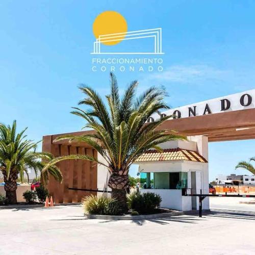 a palm tree in front of a building at CASA LUNA , para 6 personas in La Paz