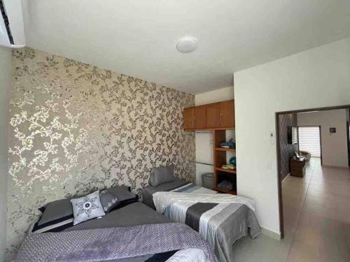 um quarto com 2 camas e uma parede em CASA LUNA , para 6 personas em La Paz