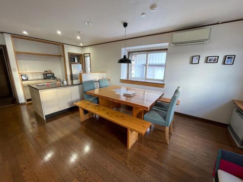Dapur atau dapur kecil di Akari House Swiss Bakery