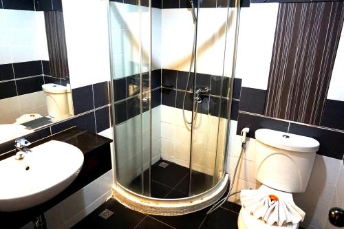 芭達雅南區的住宿－阿雅廣場酒店，带淋浴、卫生间和盥洗盆的浴室